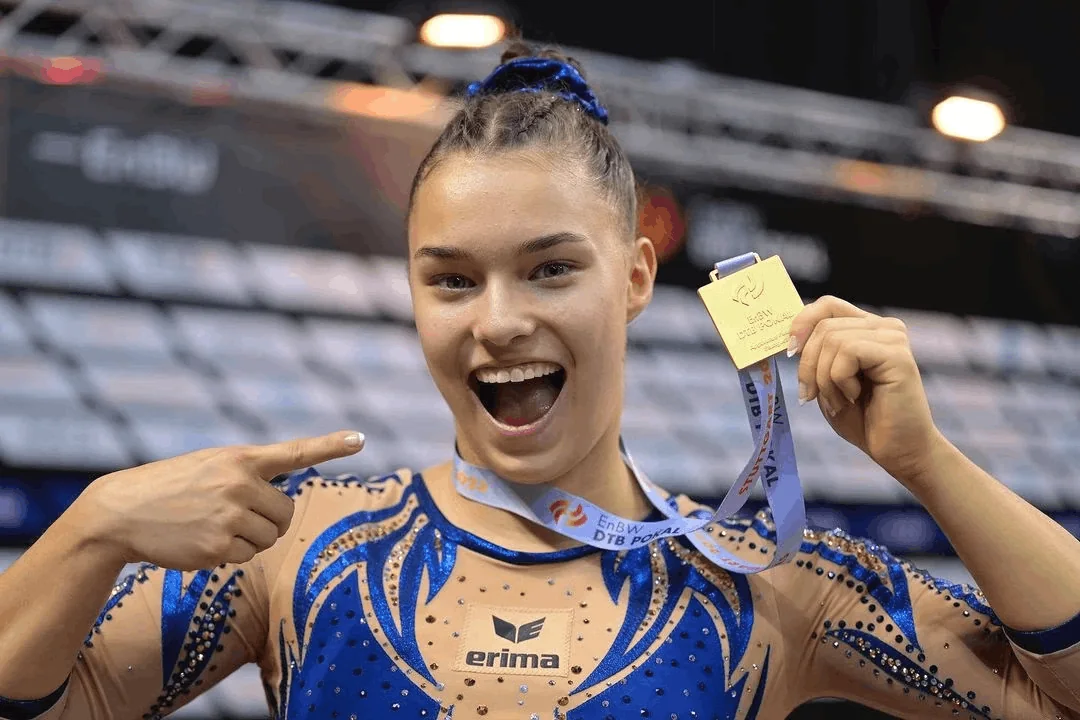 Jessica Schlegel zeigt lächelnd ihre Goldmedaille vom DTB-Pokal in Stuttgart